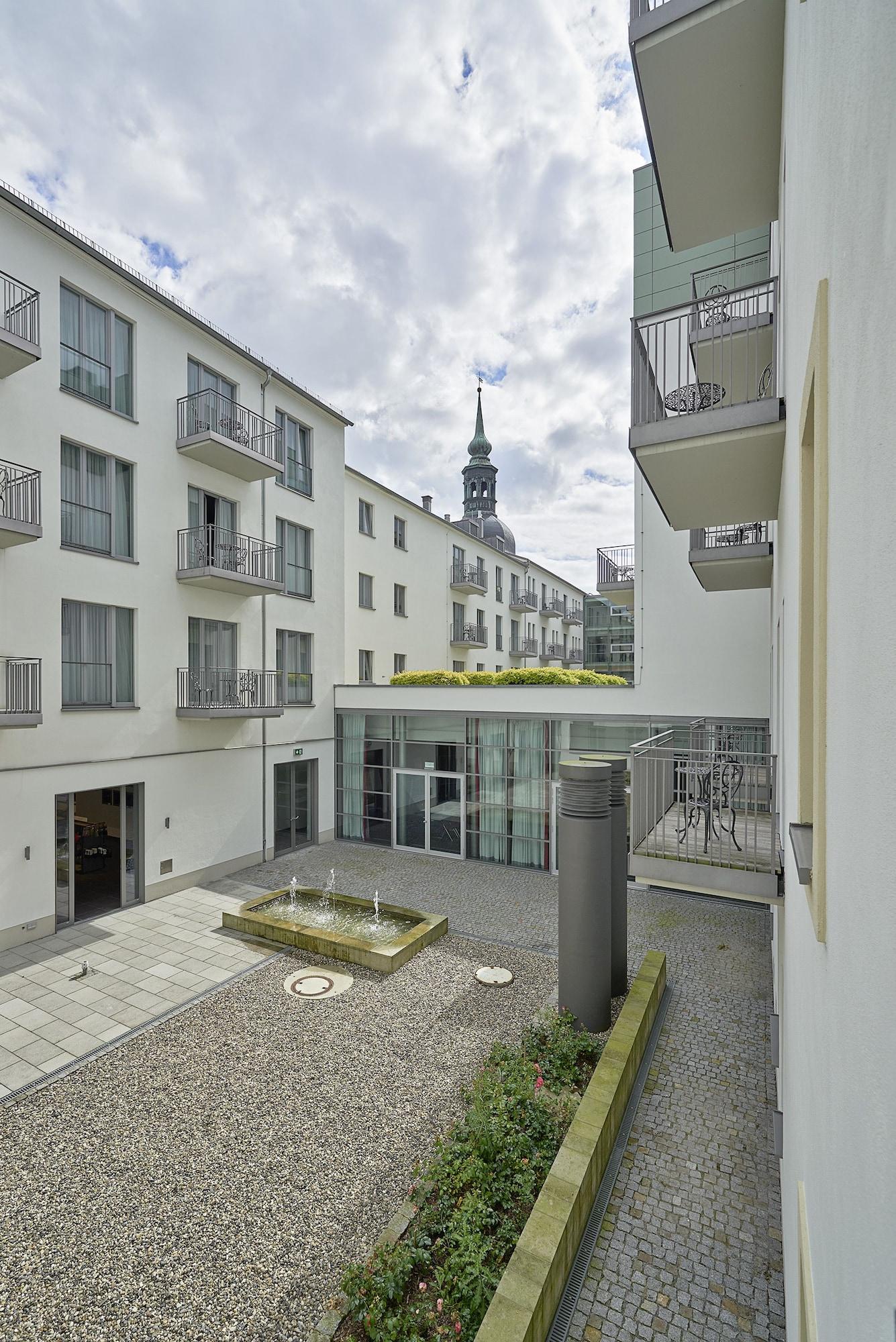 Hotel Elbresidenz An Der Therme Bad Schandau Esterno foto The courtyard of the university