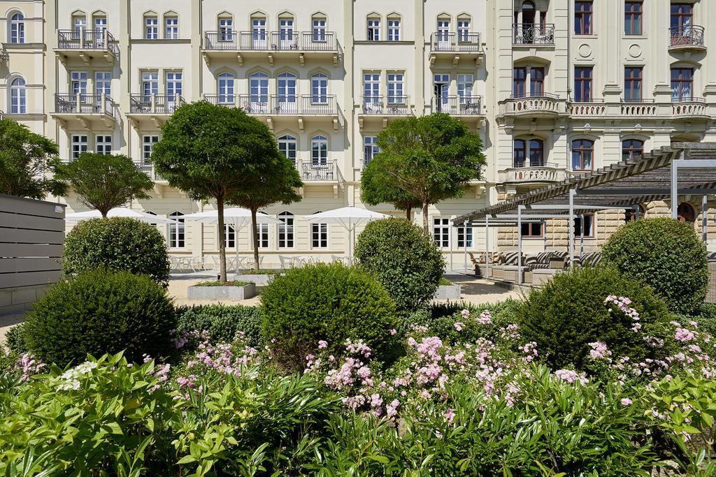 Hotel Elbresidenz An Der Therme Bad Schandau Esterno foto The hotel's garden